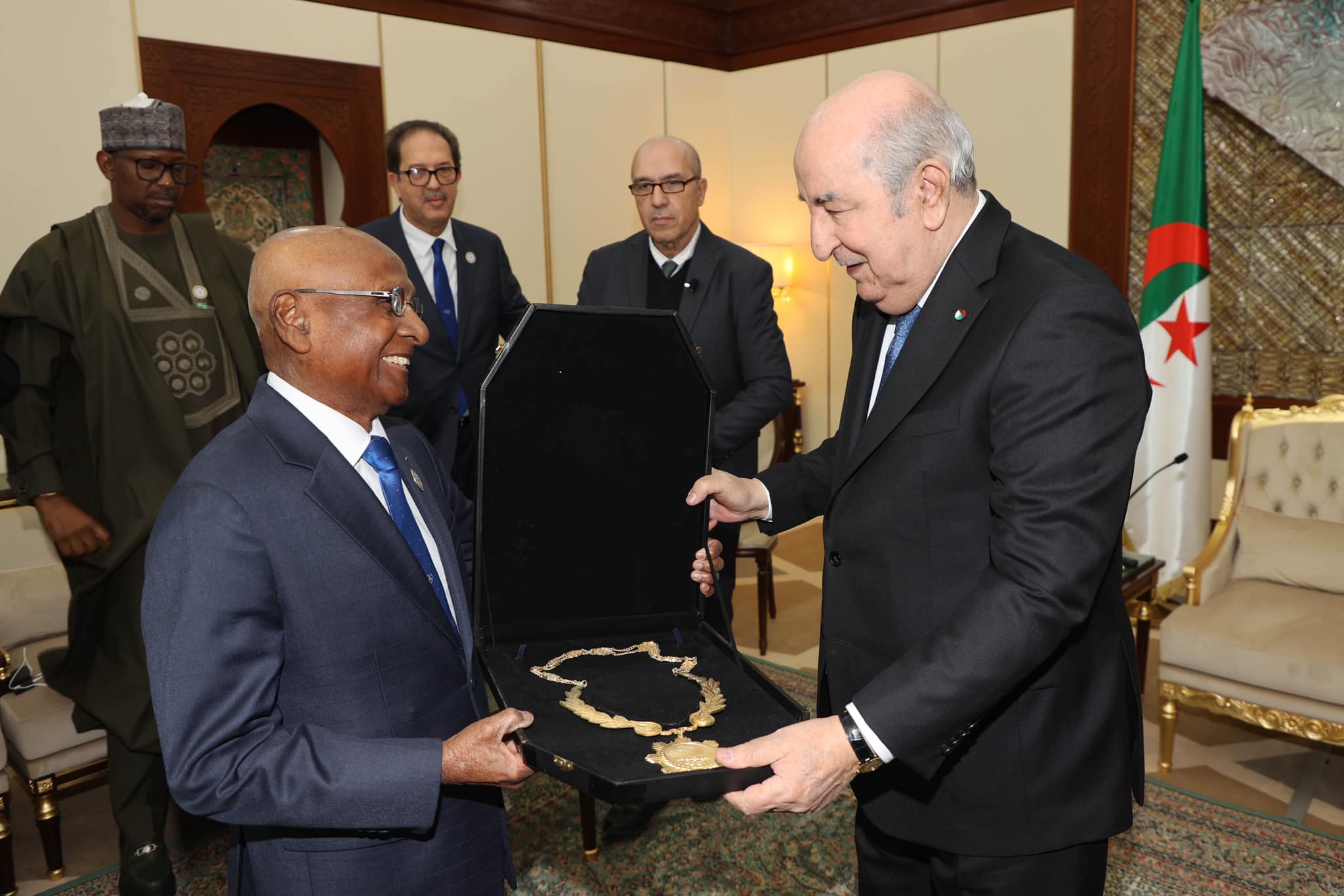 Le président de la République reçoit la médaille d'or de mérite olympique et sportif africain