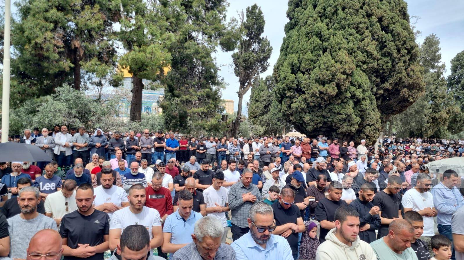 حوالي 75 ألف فلسطيني يؤدون الجمعة الأخيرة من رمضان