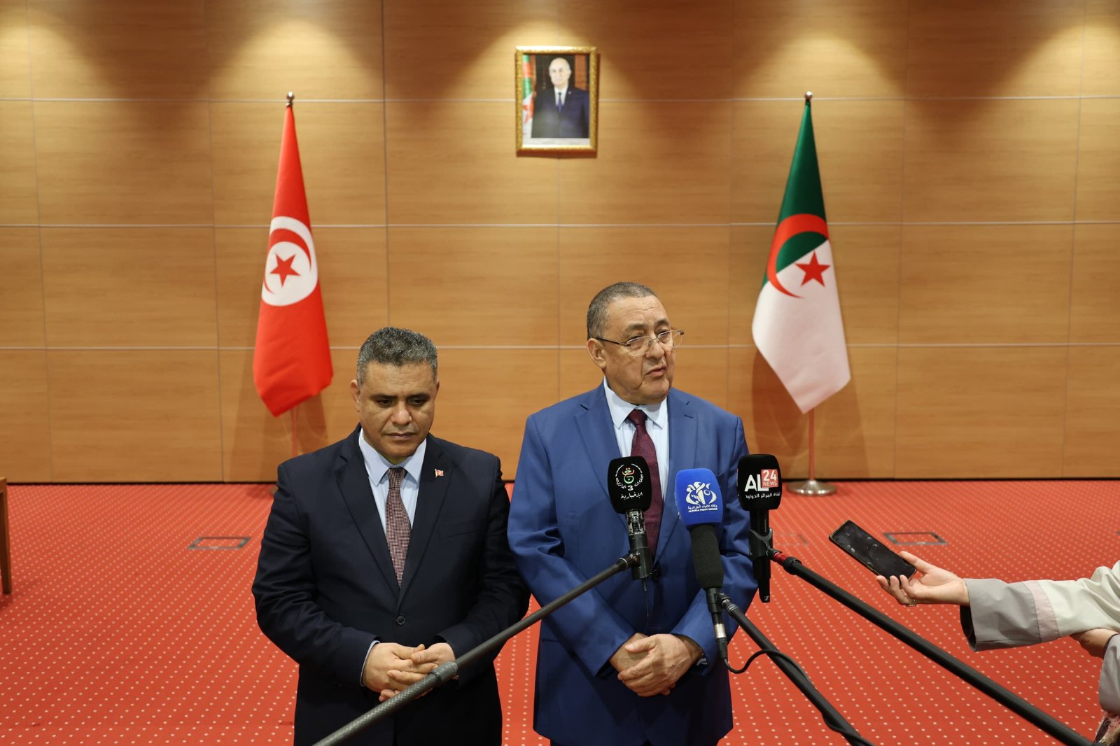 الجزائر- تونس: وزيرا داخلية البلدين يبرزان الإرادة المشتركة في التصدي  للظواهر السلبية بالمناطق الحدودية