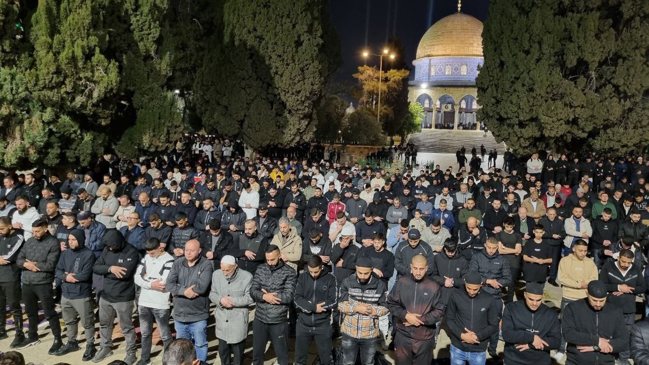 90 ألف فلسطيني يؤدون صلاتي العشاء والتراويح