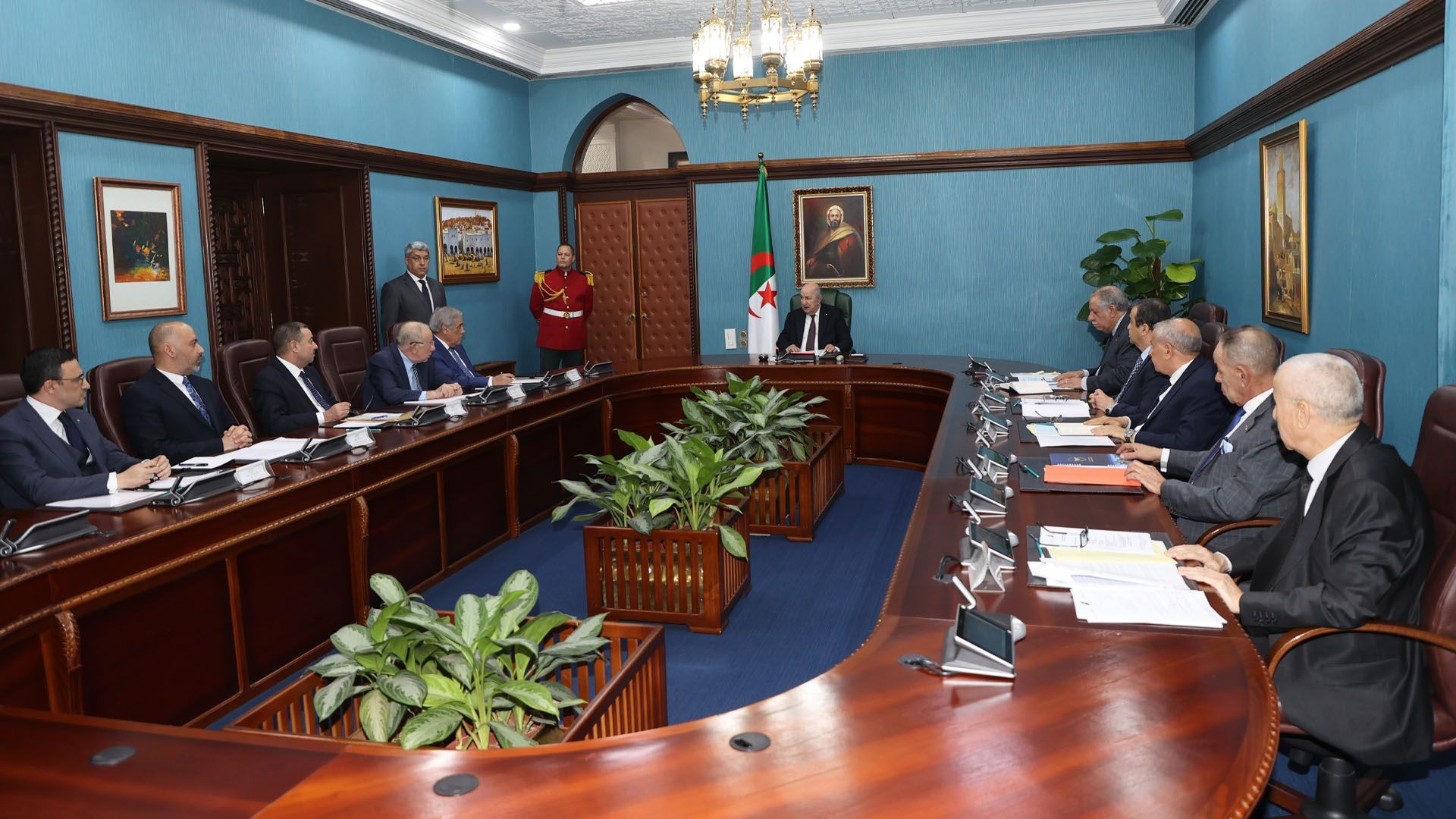 رئيس الجمهورية يترأس اجتماع عمل لدراسة وضعية النقل الجوي