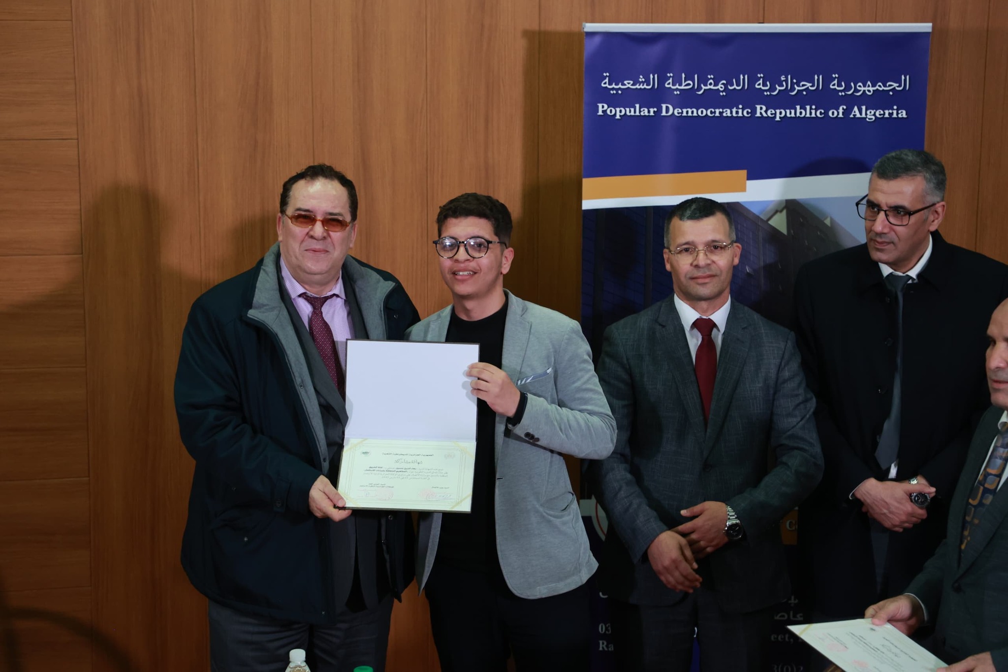 وزير الاتصال يكرم صحفيين مستفيدين من دورة تكوينية في مجال  الاستثمار
