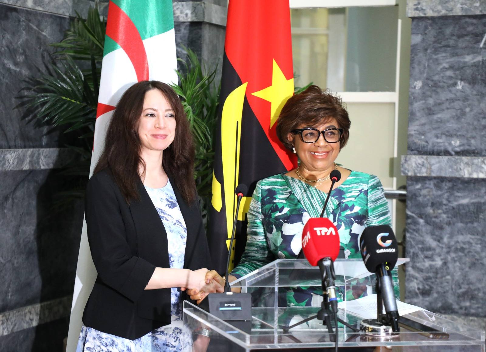 الجزائر أنغولا