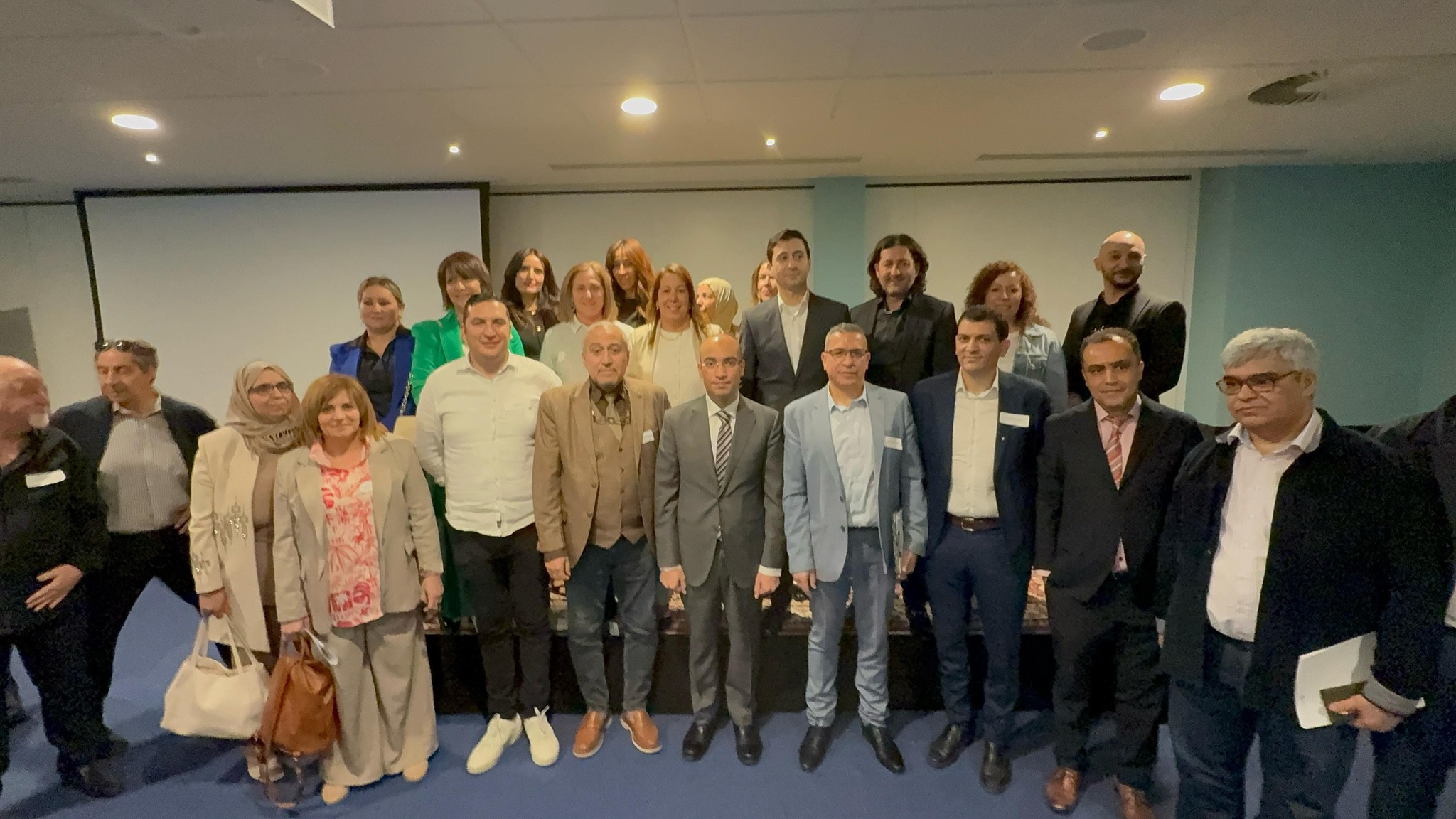 التواصل المستمر والمكثف مع الجالية