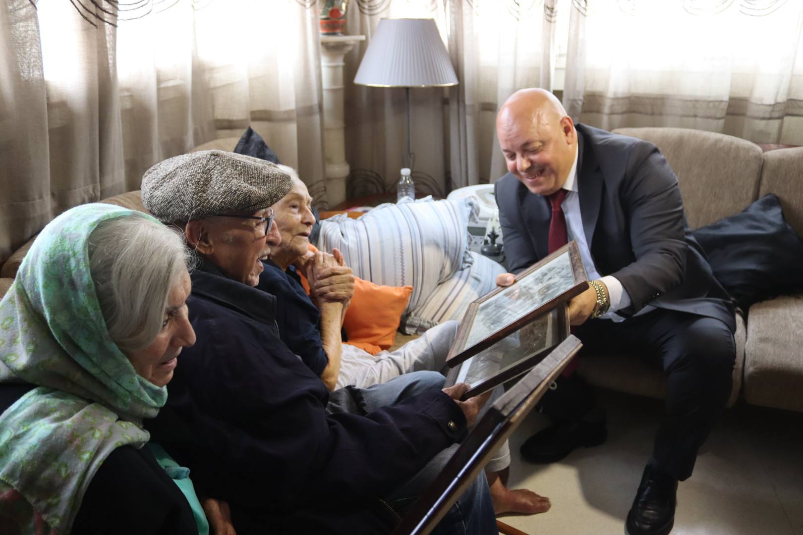 Le ministre des Moudjahidine rend visite à la moudjahida Meriem Ben Mohamed