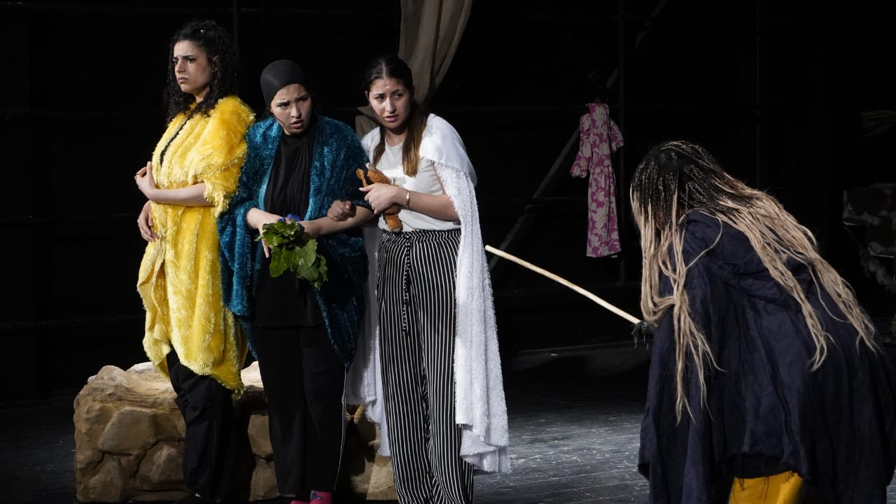 مسرحية خمسة نساء وعربة