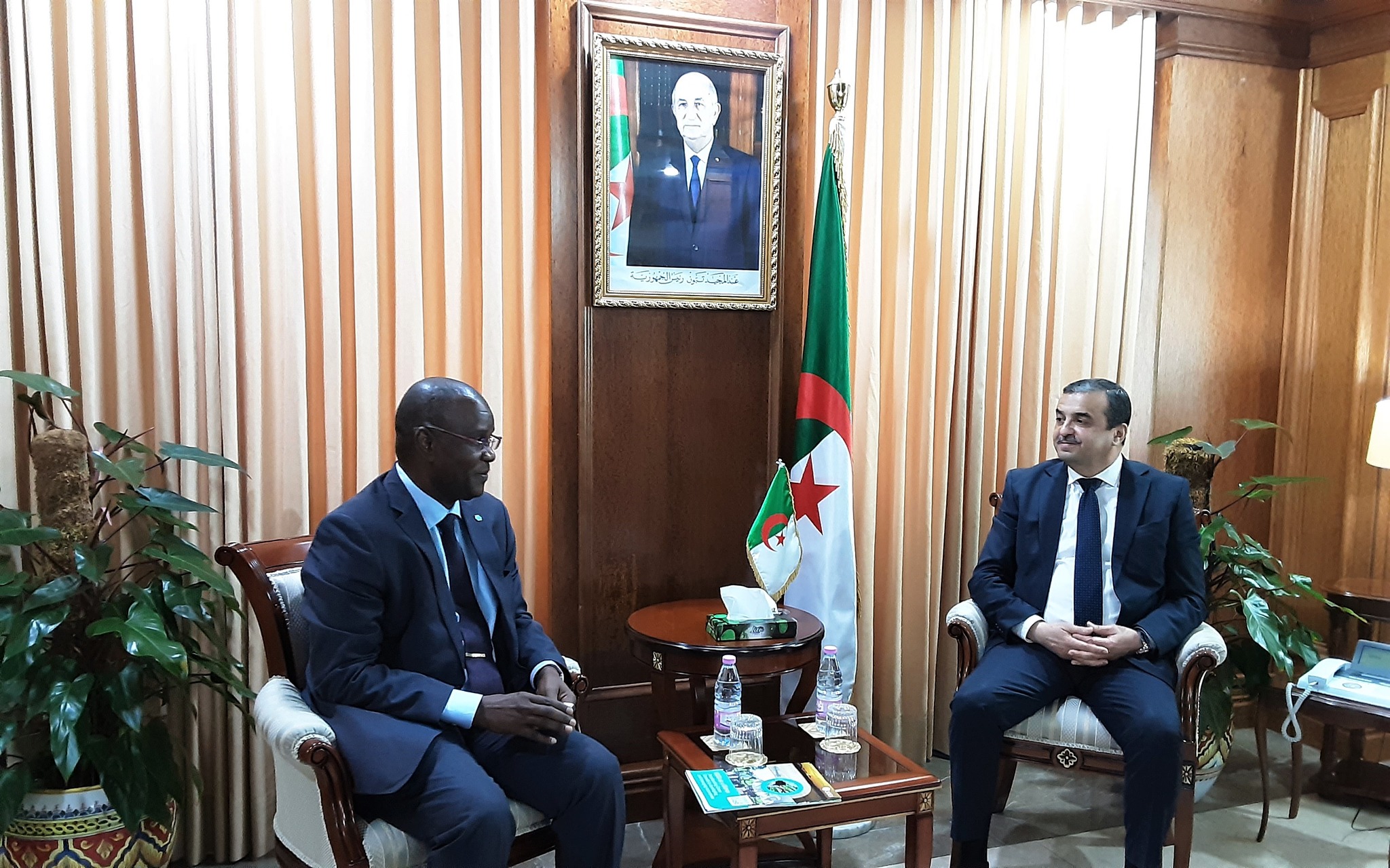 عرقاب يتباحث آفاق التعاون مع المدير الإقليمي لمعهد النمو الأخضر العالمي