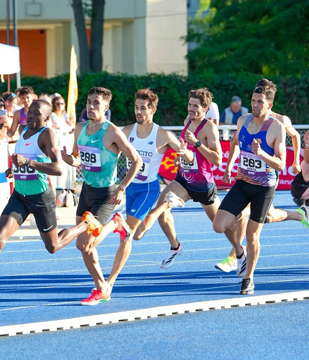 العداء الجزائري هيثم شنيتف يفوز بسباق 800  م