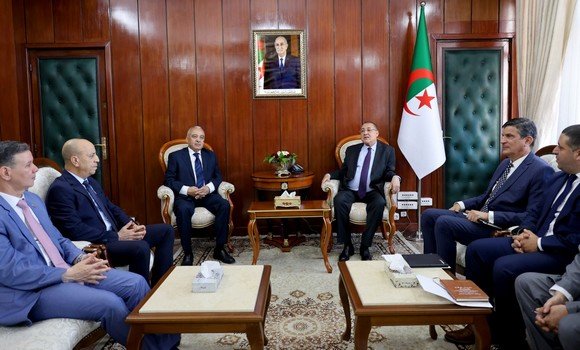 مراد يشرف على تنصيب كل من الأمين العام و رئيس ديوان الوزارة