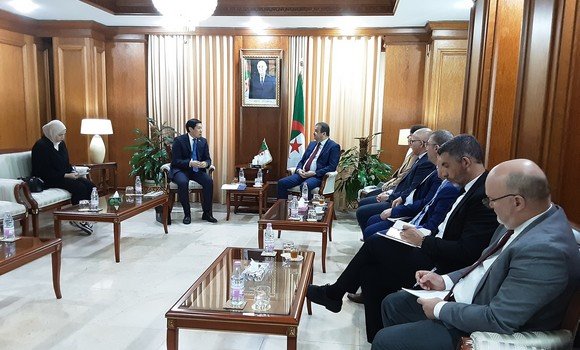 عرقاب يتباحث سبل تعزيز التعاون الثنائي مع سفير كازاخستان بالجزائر