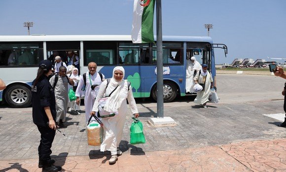 عنابة: عودة أول فوج من الحجاج عبر مطار رابح بيطاط الدولي