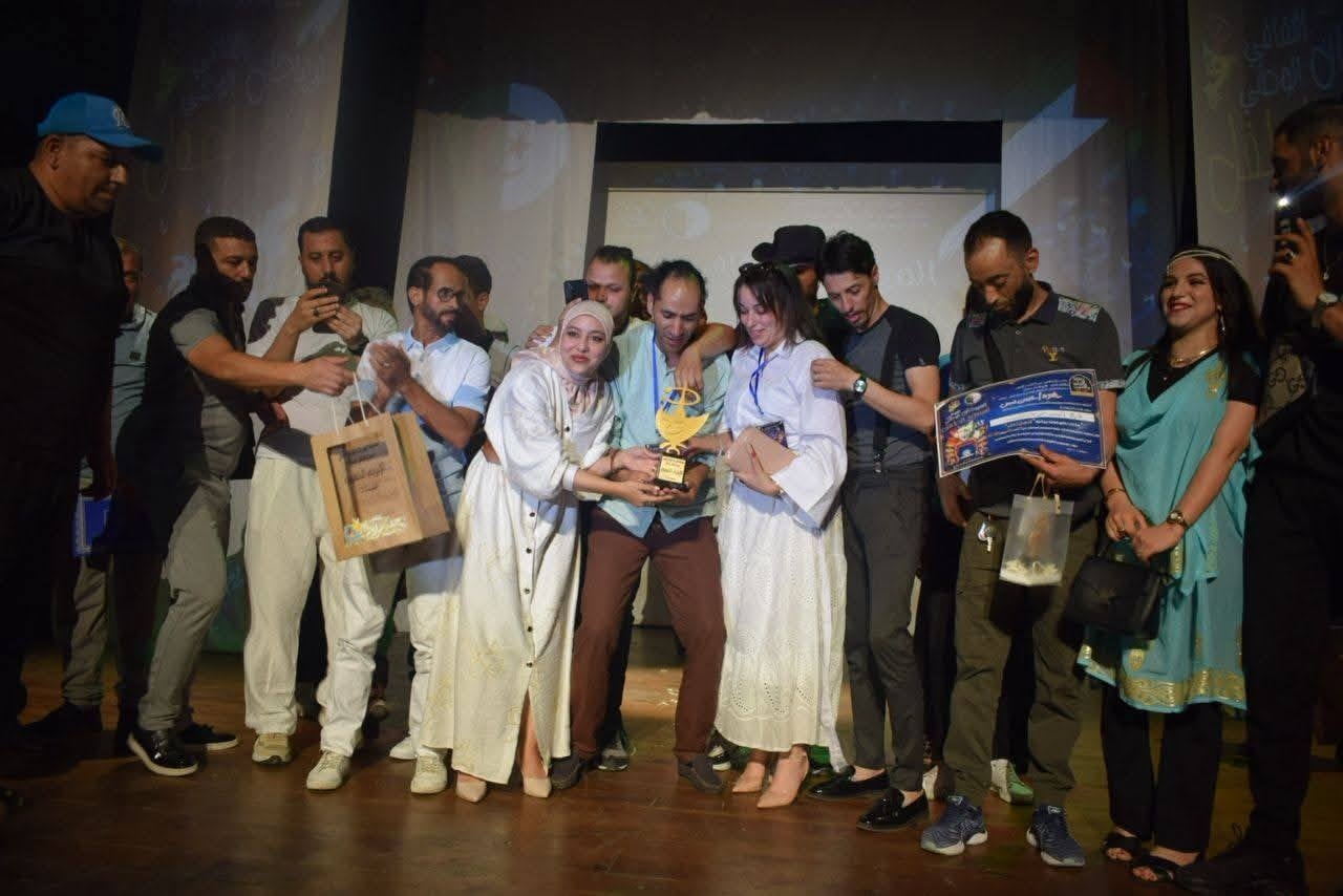 تتويج مسرحية العالم الجميل