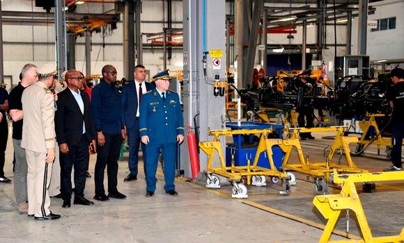 وزير الدفاع الرواندي يزور مصانع الشاحنات والحافلات بالرويبة