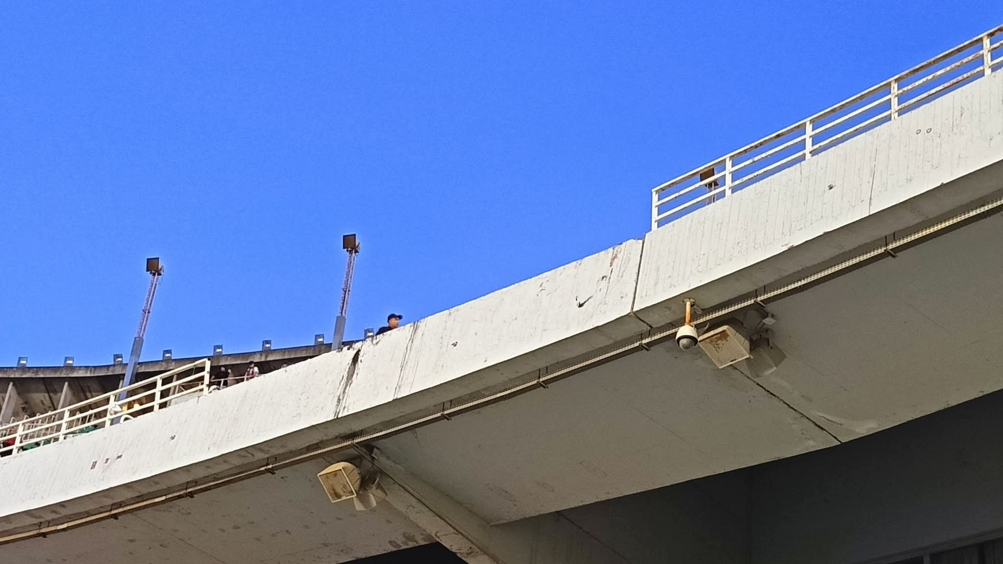 سقوط مناصرين من المدرجات العليا لملعب 5 جويلية