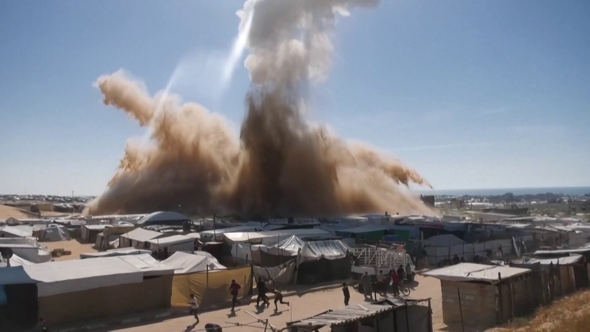 قصف المخيمات