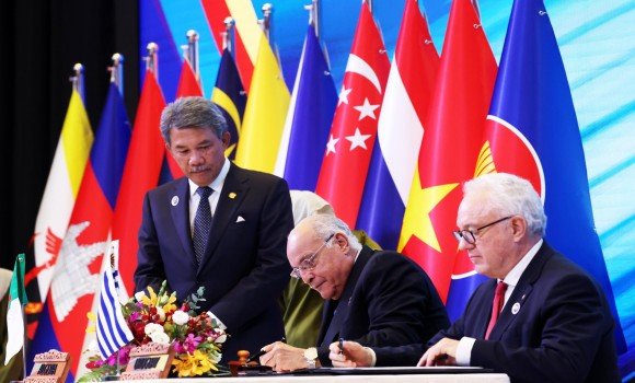 عطاف توقيع اتفاقيات