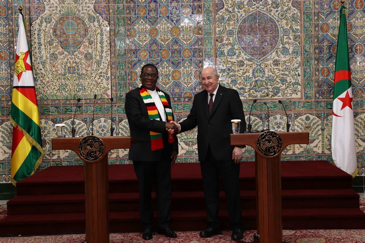 رئيس الجمهورية رفقة نظيره الرزيمبابوي