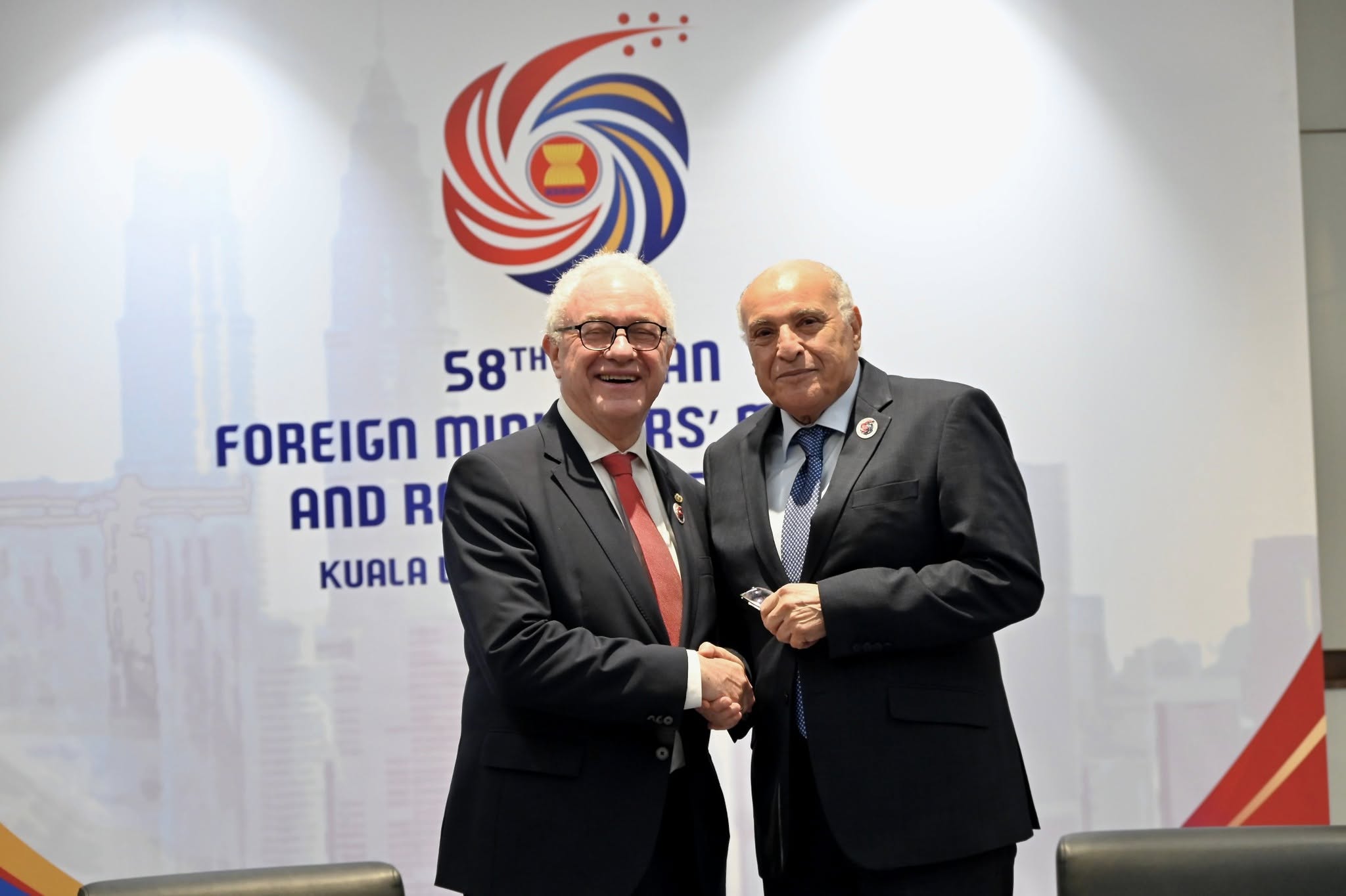 عطاف يجري بكوالالمبور لقاء ثنائيا مع نظيره من الأوروغواي