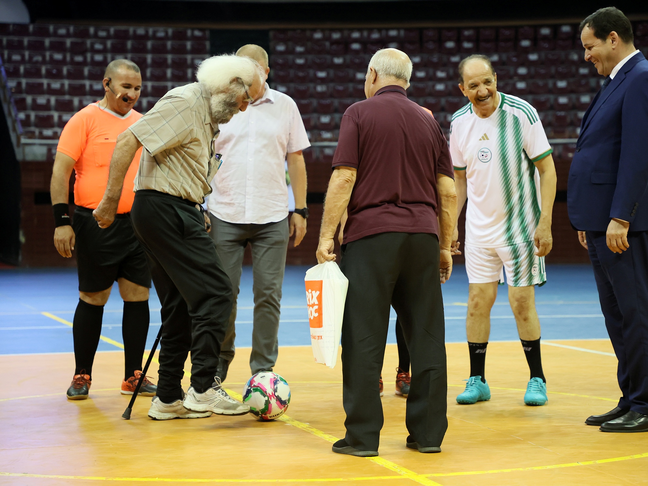 Mohamed Maouche donne le coup d'envoi du match