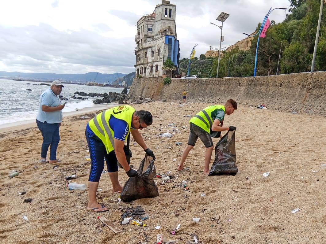 Lancement d'une campagne nationale de ramassage des algues sur les plages du littoral