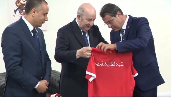 وزير الرياضة ورئيسا اتحاد الجزائر وشباب بلوزداد يكرمون رئيس الجمهورية