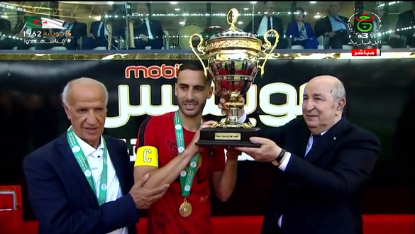 رئيس الجمهورية يسلم الكأس لقائد فريق اتحاد الجزائر