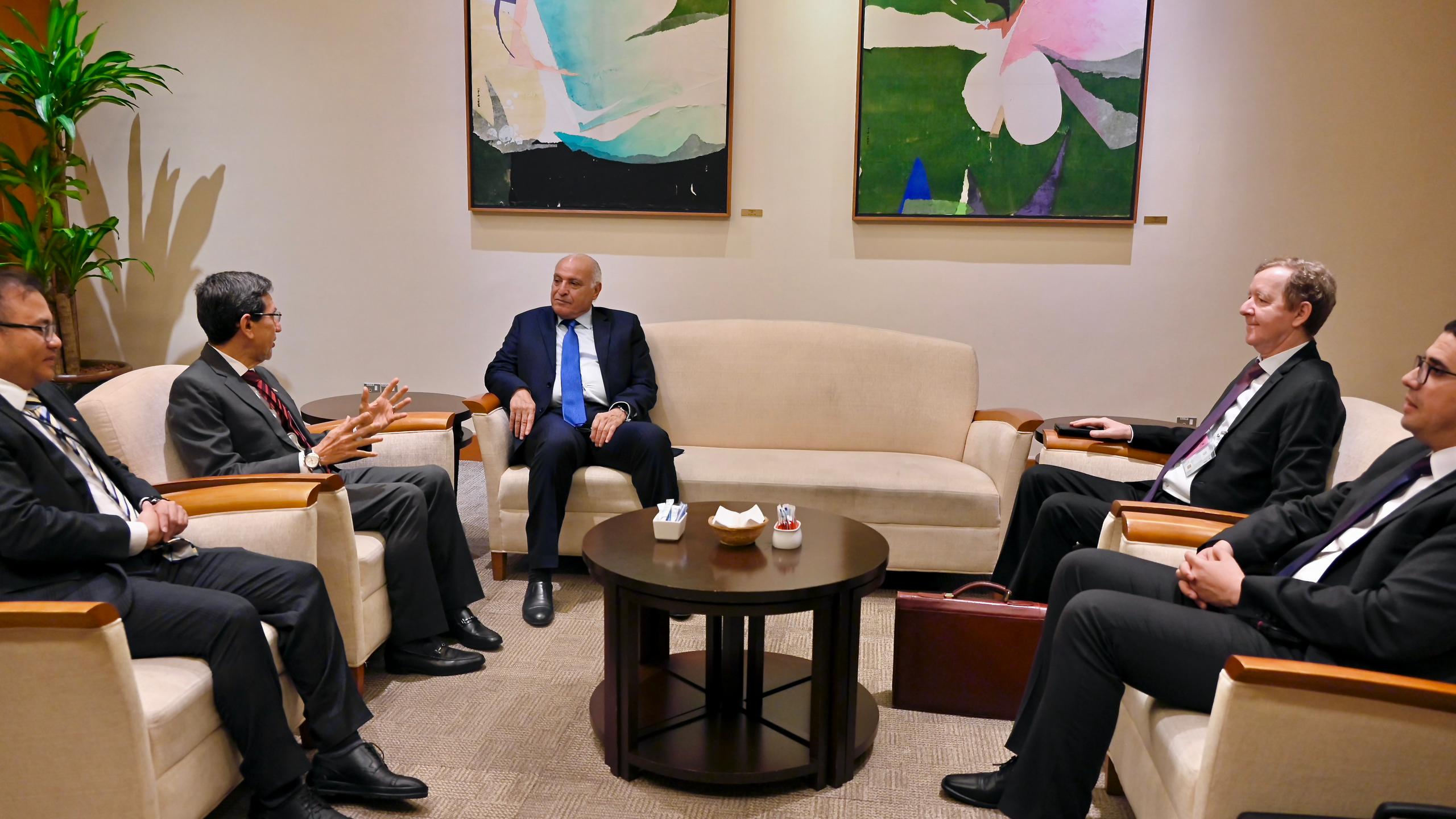 بتكليف من رئيس الجمهورية, السيد عطاف يحل بسنغافورة في زيارة رسمية