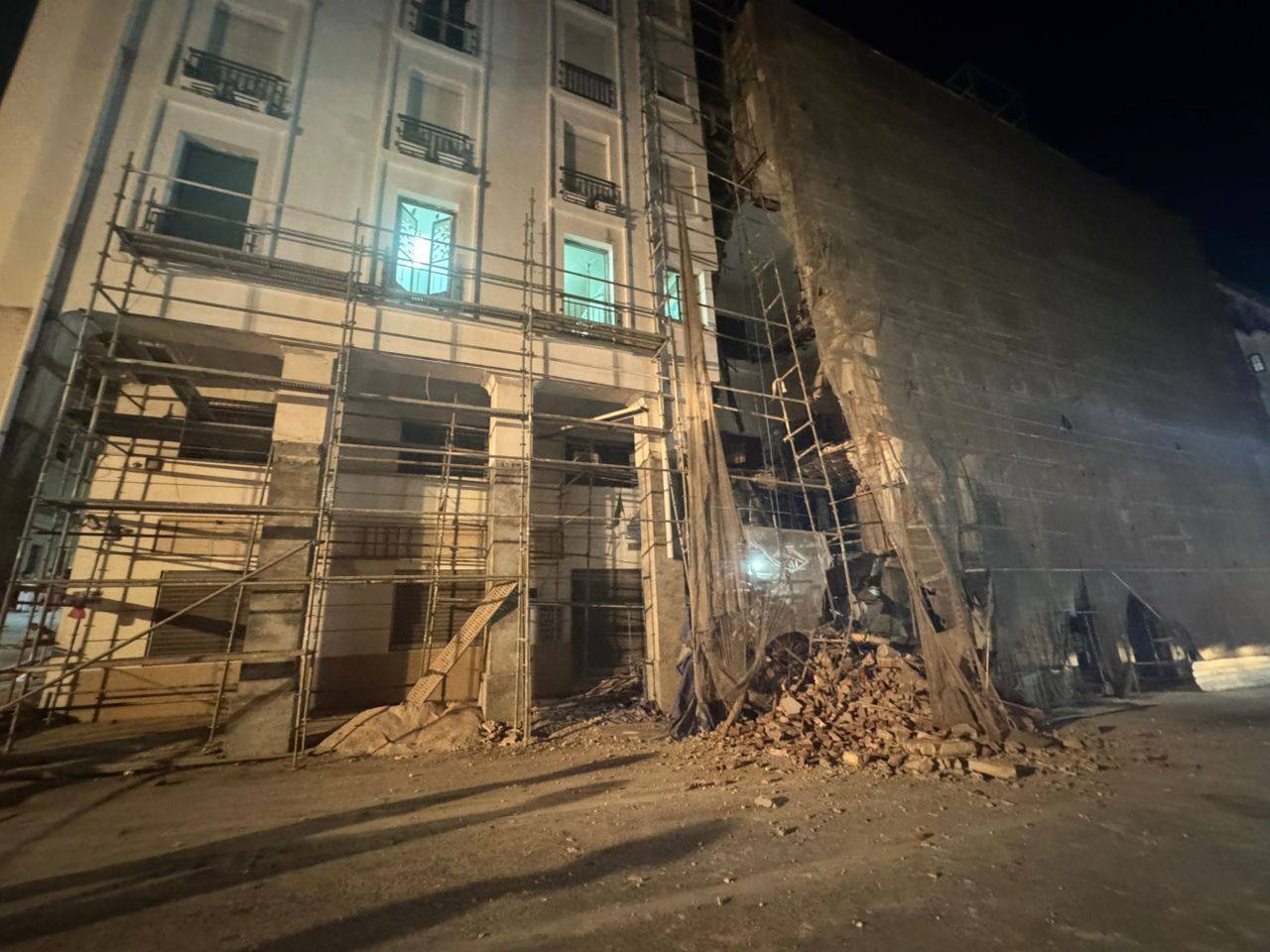 إجلاء 10 عائلات جراء انهيار جزئي لبناية قديمة قيد الترميم بمدينة سكيكدة