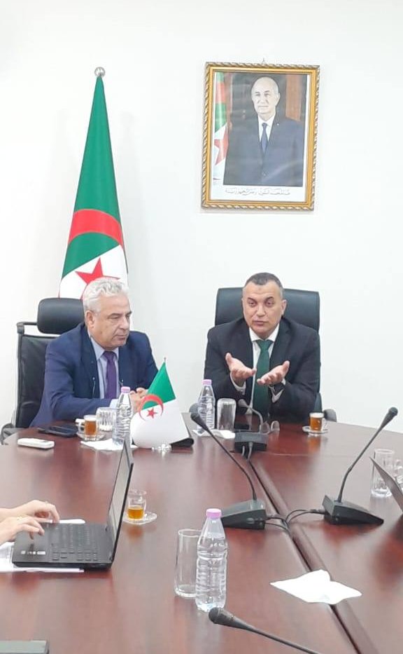 هاتف نقال: ضرورة التزام المتعاملين ببنود دفاتر الشروط واحترام التزاماتهم في مجال التغطية   