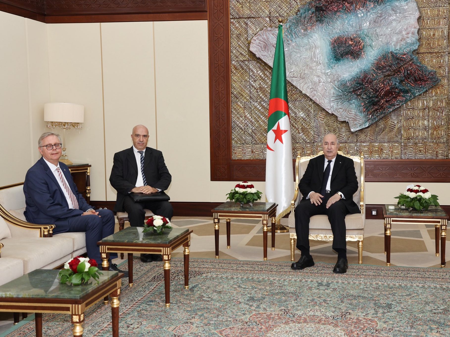 Le président de la République reçoit l’ambassadeur du Royaume de Suède en Algérie