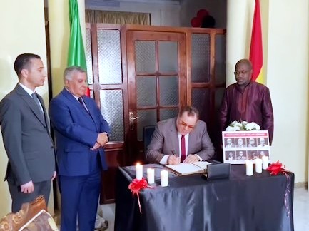 وفاة مسؤولين سامين في تحطم مروحية بجمهورية غانا: وزير الاتصال يوقع على سجل  التعازي