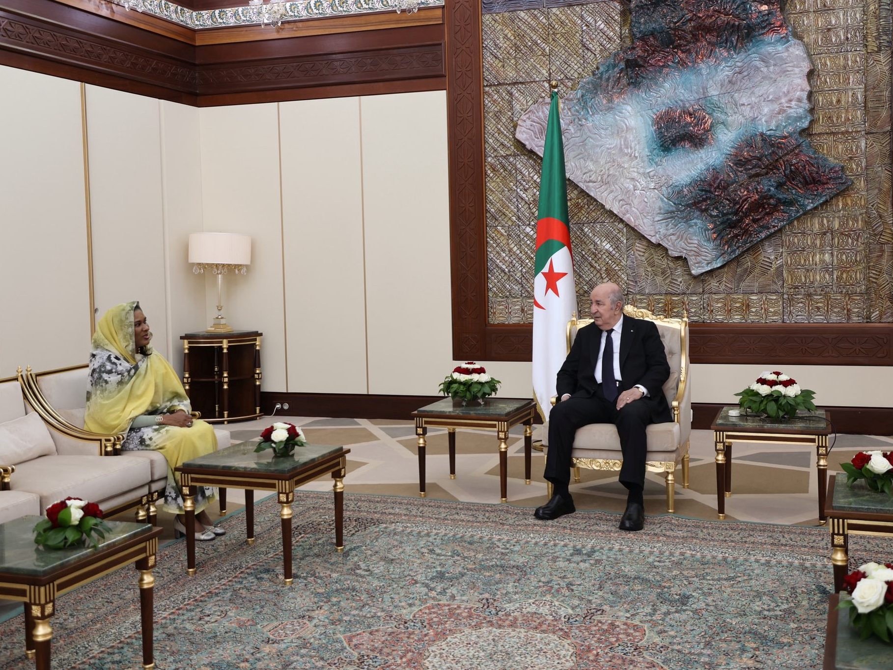 رئيس الجمهورية يستقبل سفيرة جمهورية السودان لدى الجزائر