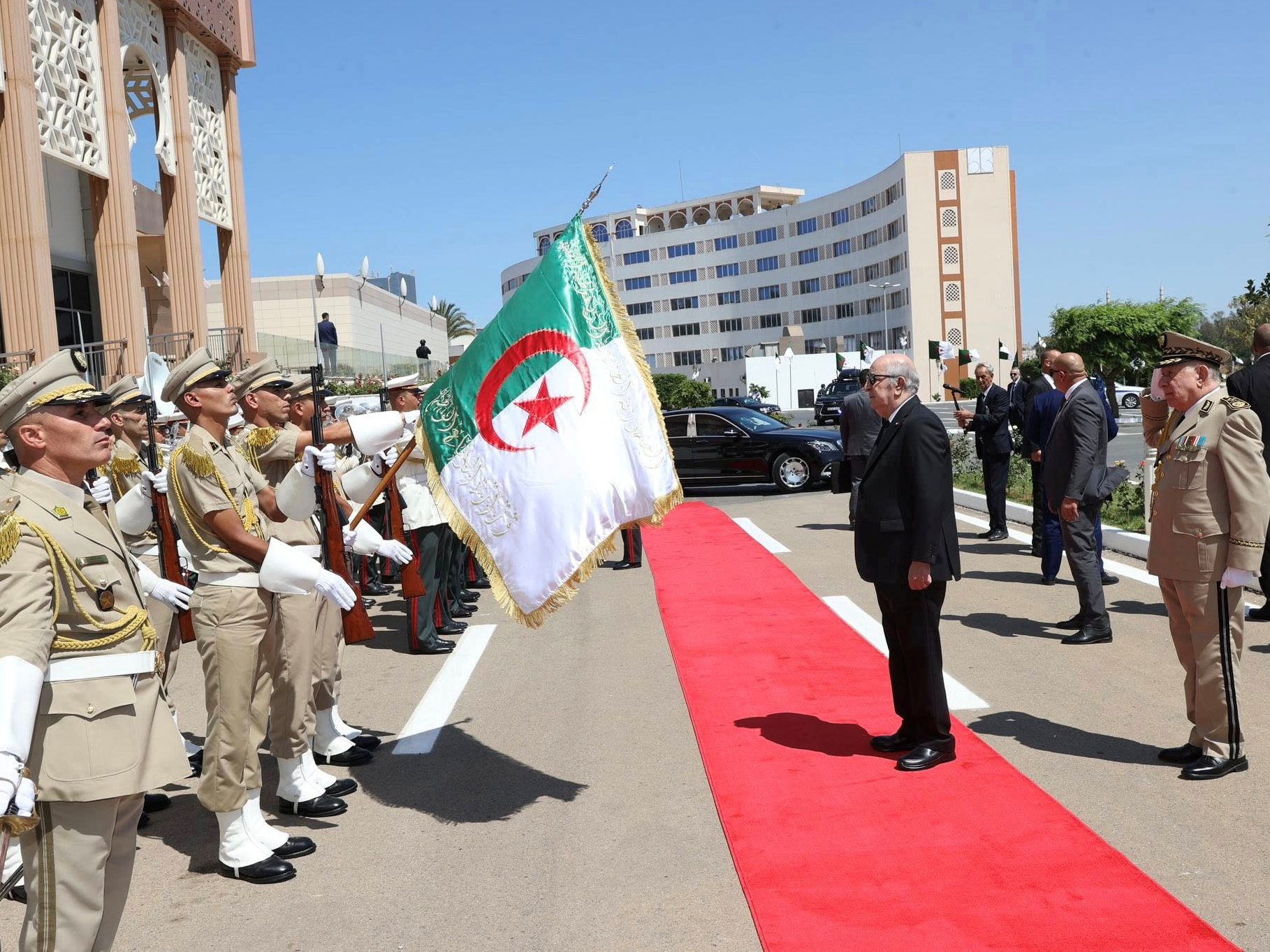 رئيس الجمهورية يشرف على مراسم الاحتفال باليوم الوطني للجيش الوطني الشعبي
