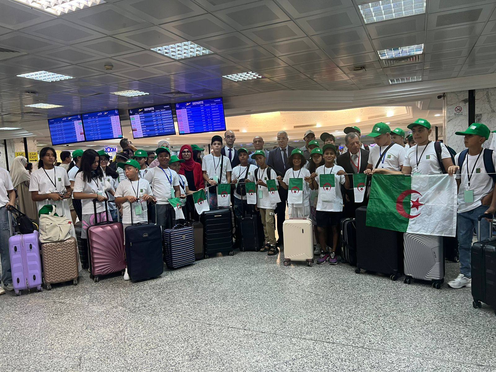 التحاق فوج من أطفال الجالية الجزائرية المقيمين بتونس  بأرض الوطن