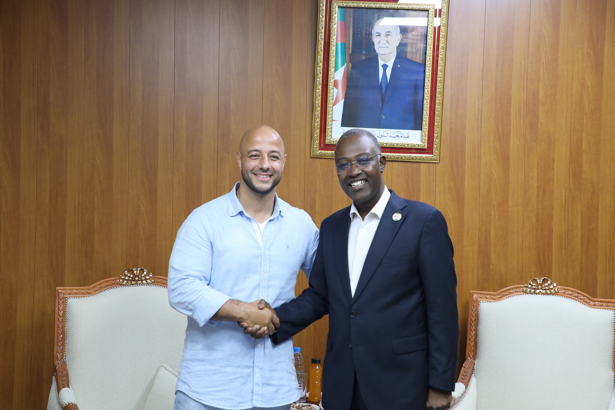 وزير الشباب يستقبل المنشد العالمي ماهر زين عشية احياءه لحفل فني بالجزائر  العاصمة