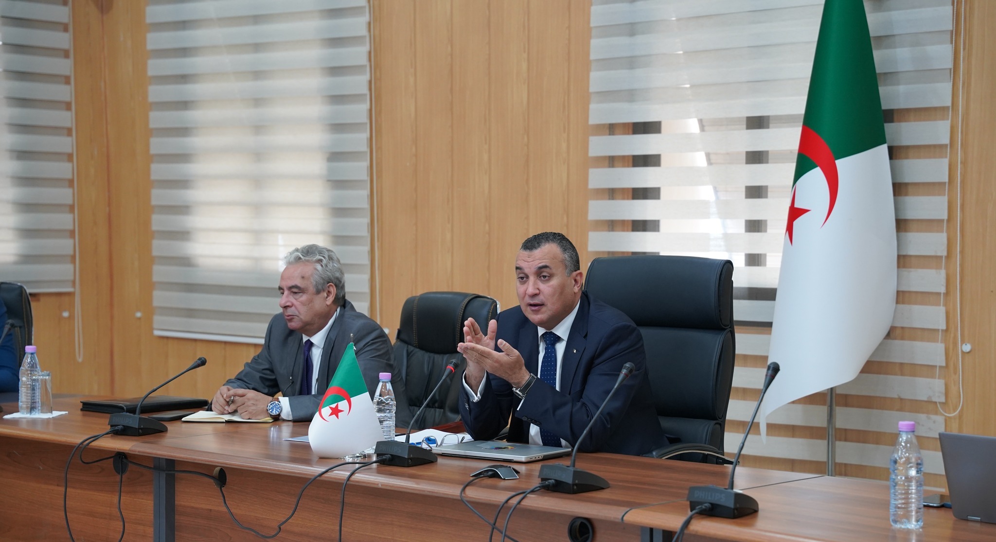 زروقي يؤكد أهمية تأطير نشاط البريد السريع وتحسين خدماته