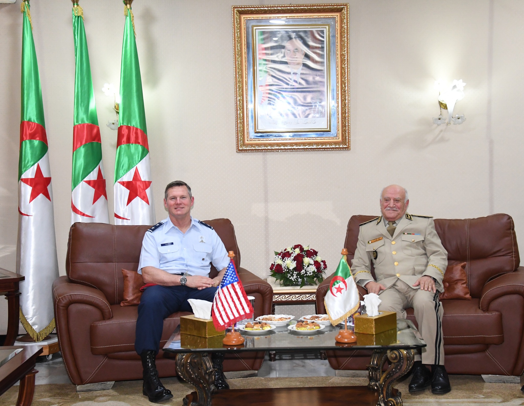 وزارة الدفاع الوطني: الفريق مصطفى سماعلي يستقبل قائد العمليات الخاصة  للولايات المتحدة الأمريكية في إفريقيا