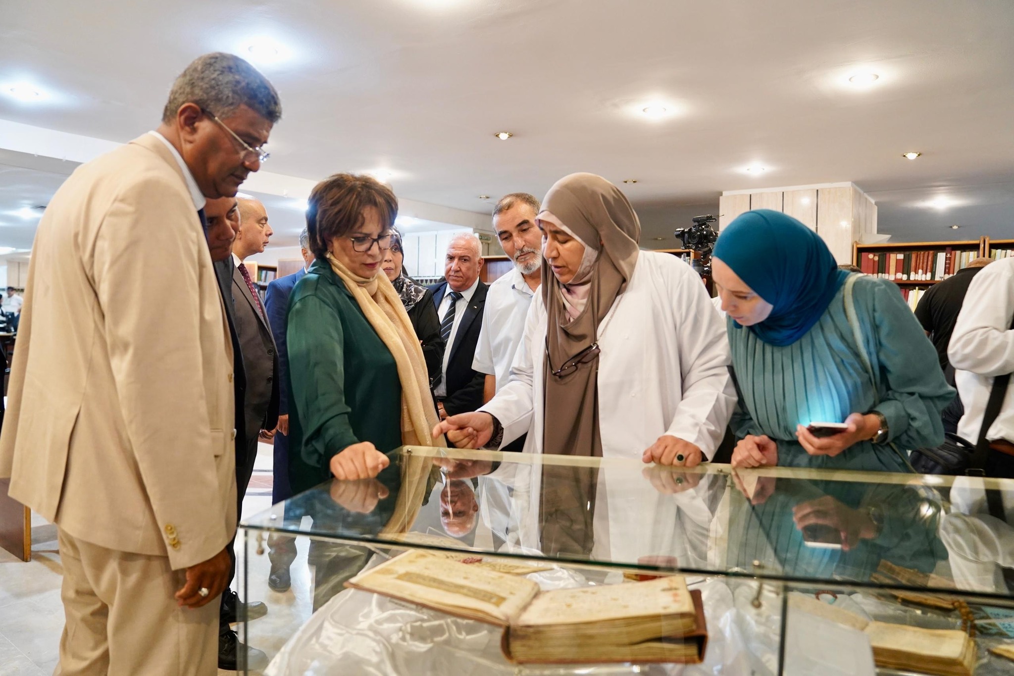 بن دودة تعاين عمليات تقدم أشغال تأهيل المكتبة الوطنية ومشروع رقمنة  المخطوطات