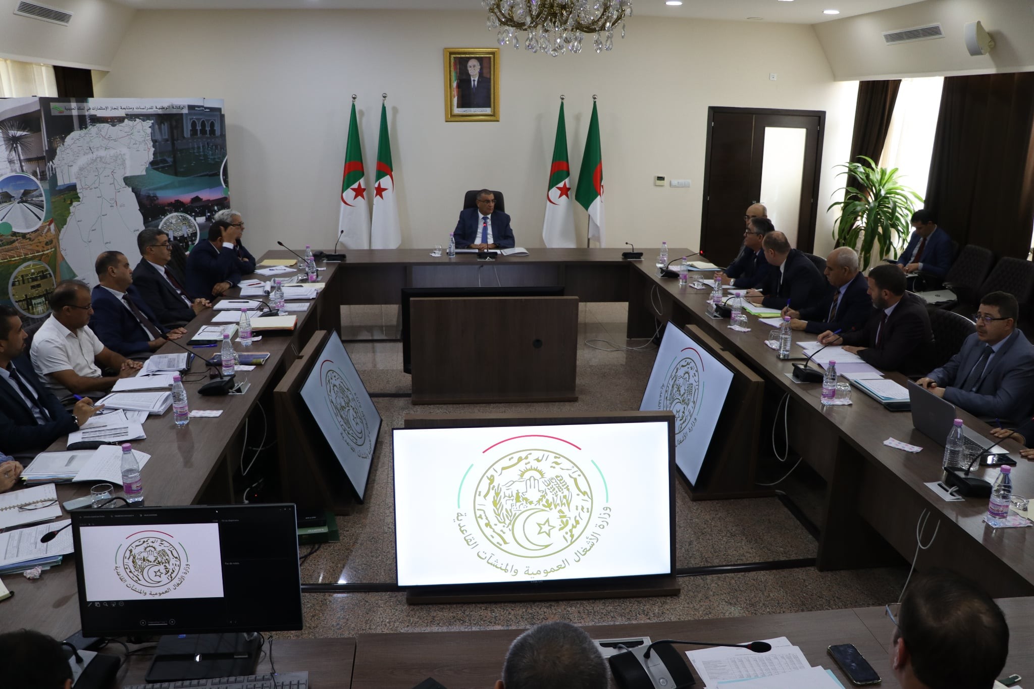 اجتماع عمل لضبط البرنامج المقترح في مشروع قانون المالية 2026  /وزارة/