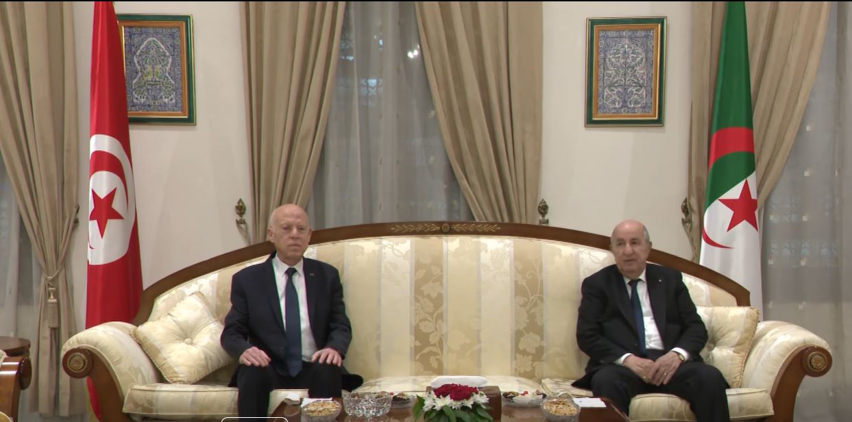 معرض التجارة البينية الإفريقية: رئيس الجمهورية يجري محادثات مع  نظيره  التونسي بالقاعة الشرفية لمطار الجزائر الدولي