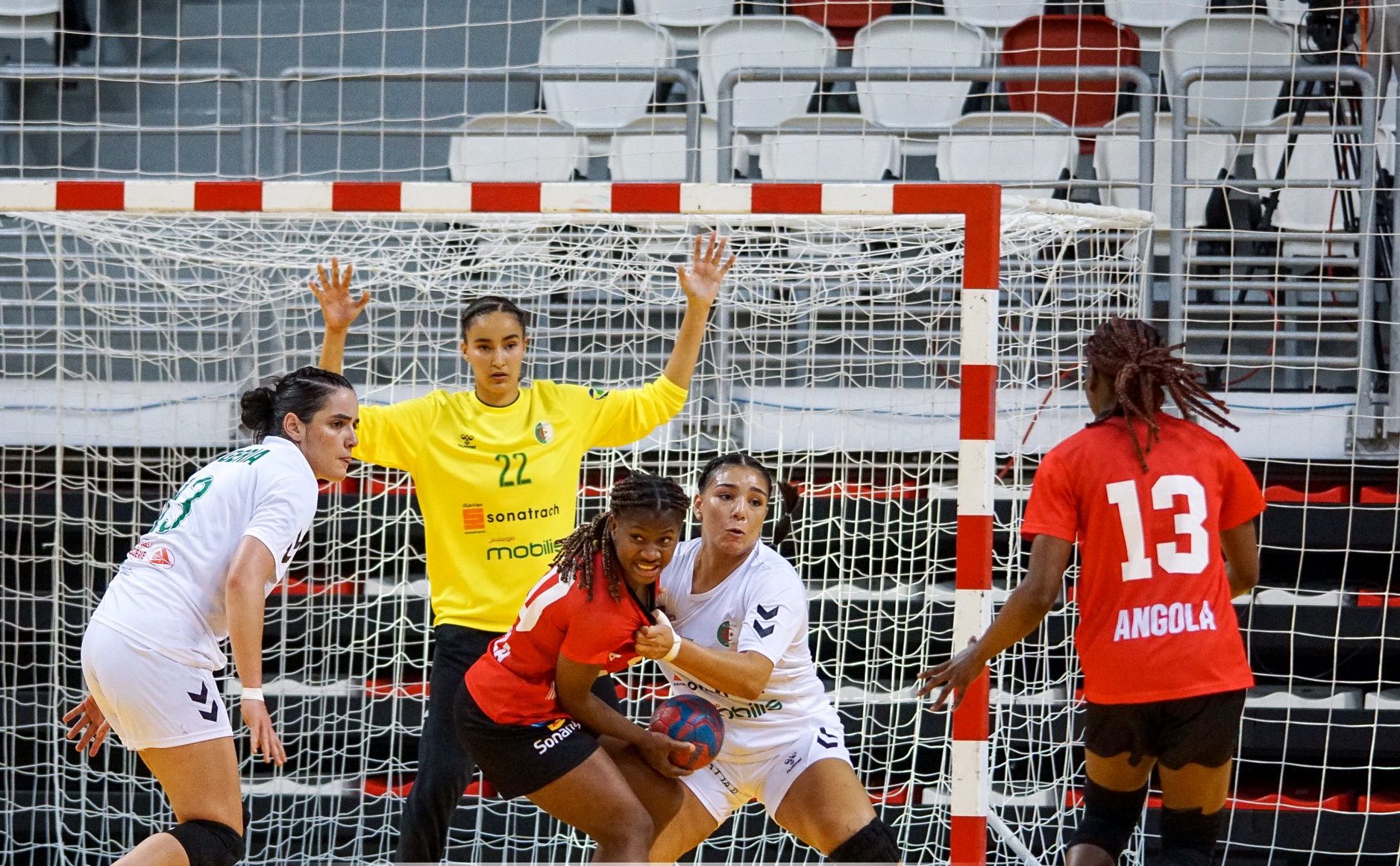 can-hand-u19.jpg