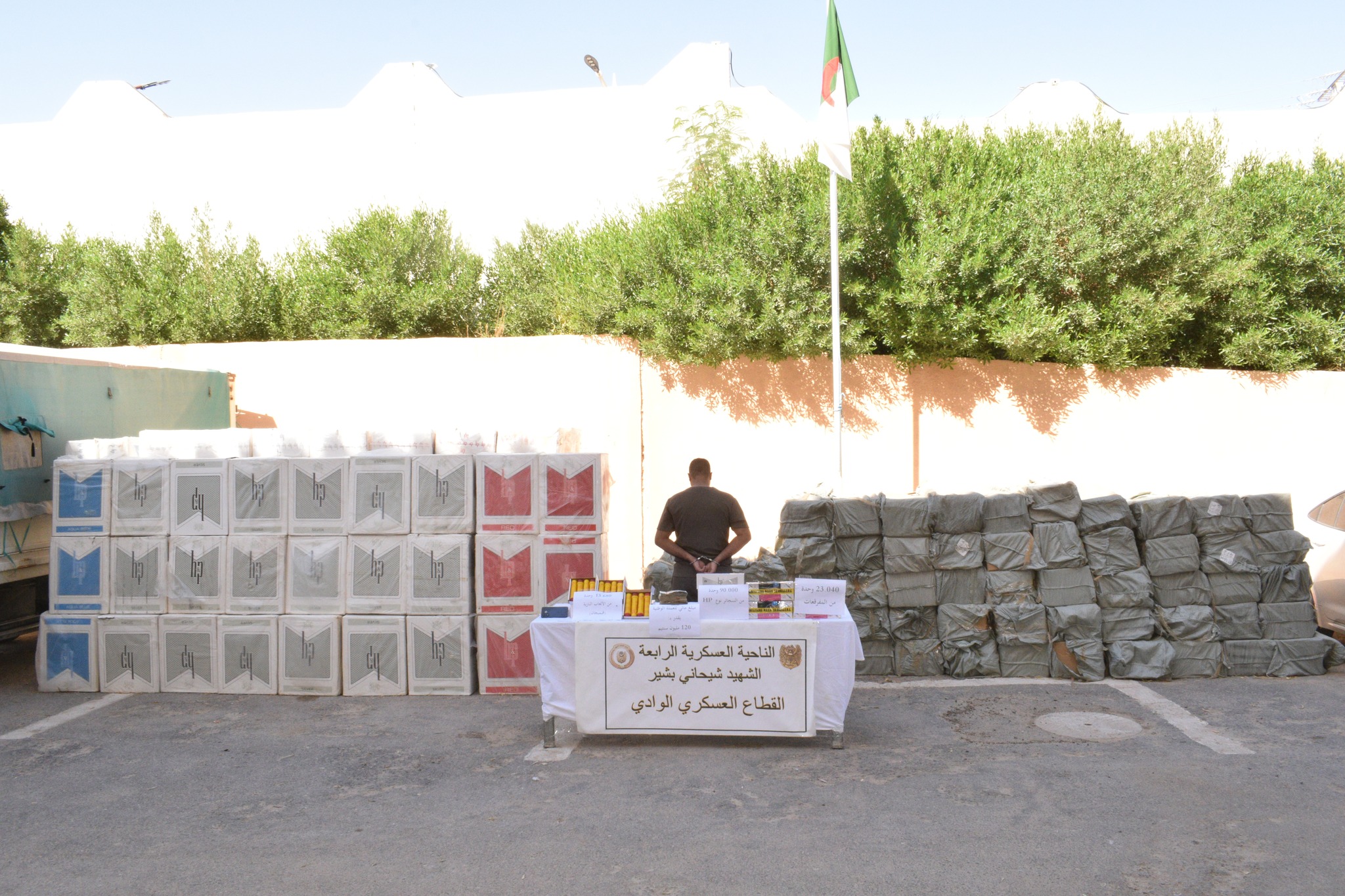 الجيش الوطني الشعبي: إحباط محاولات إدخال أزيد من 7 قناطير من الكيف المعالج عبر الحدود مع المغرب خلال أسبوع   الجيش الوطني الشعبي: إحباط محاولات إدخال أزيد من 7 قناطير من الكيف المعالج عبر الحدود مع المغرب خلال أسبوع