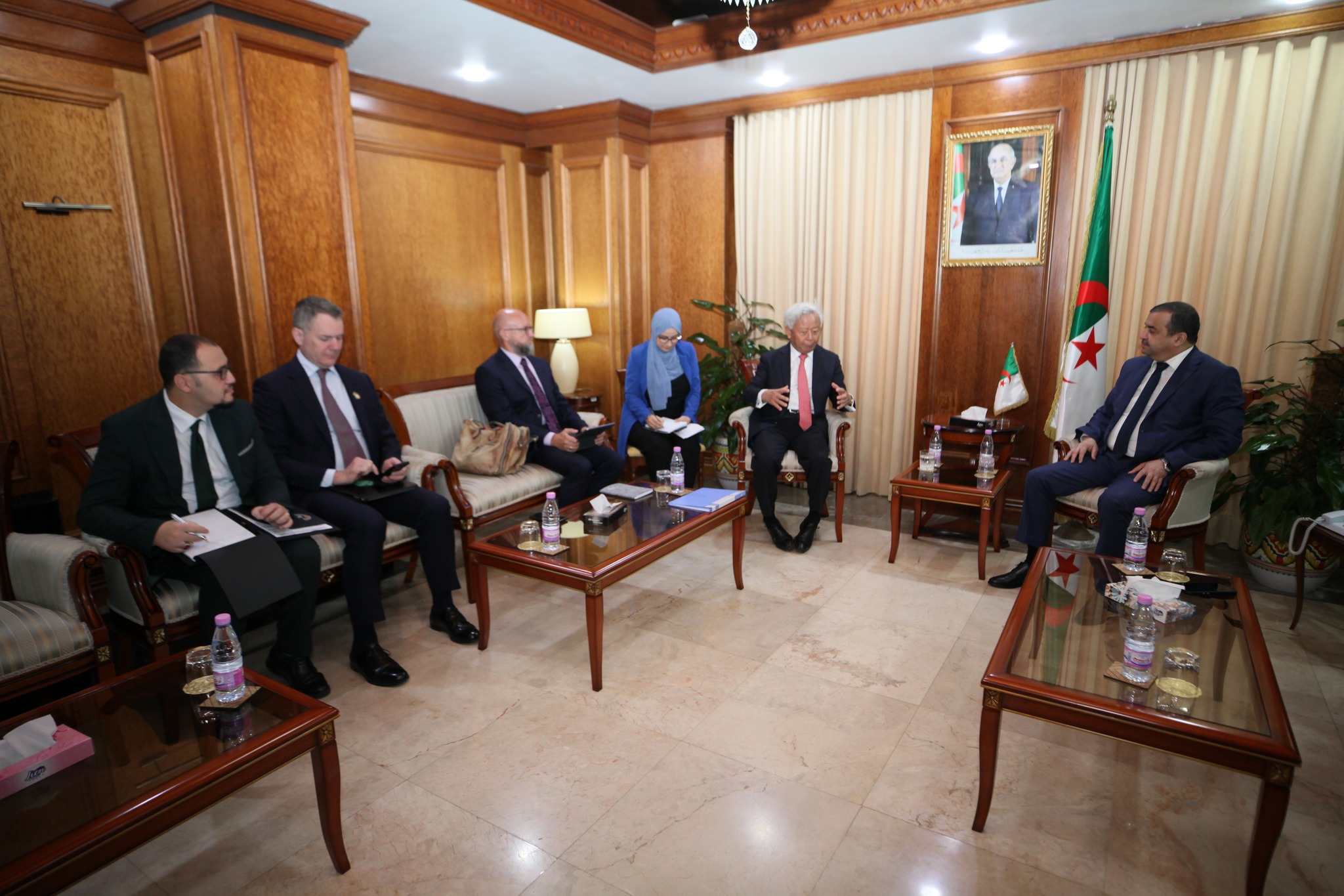 عرقاب يستقبل وفدا عن البنك الآسيوي للاستثمار في البنية التحتية