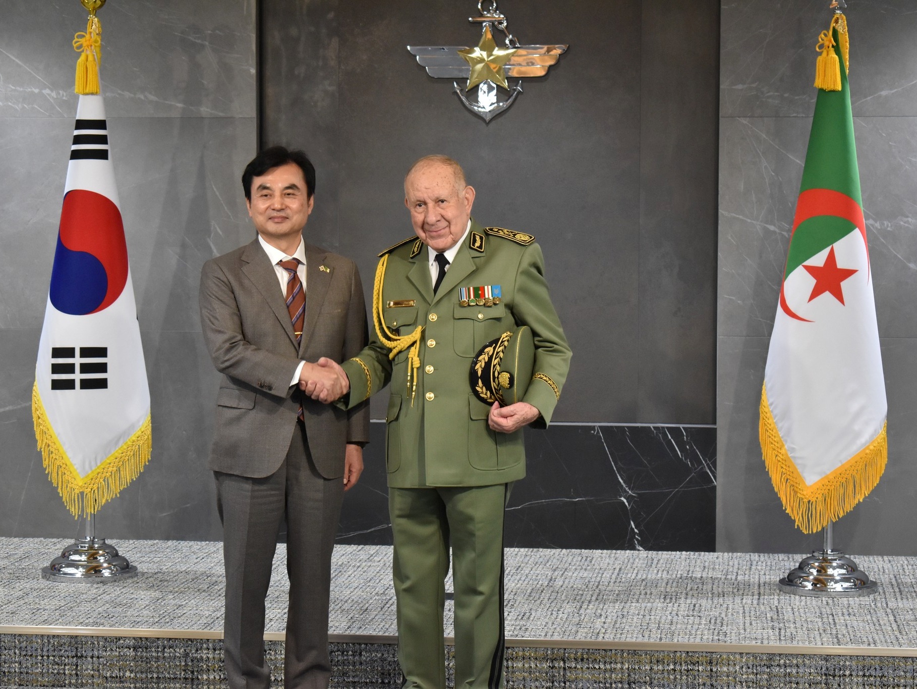 الفريق أول السعيد شنقريحة يستقبل من طرف وزير الدفاع لجمهورية كوريا