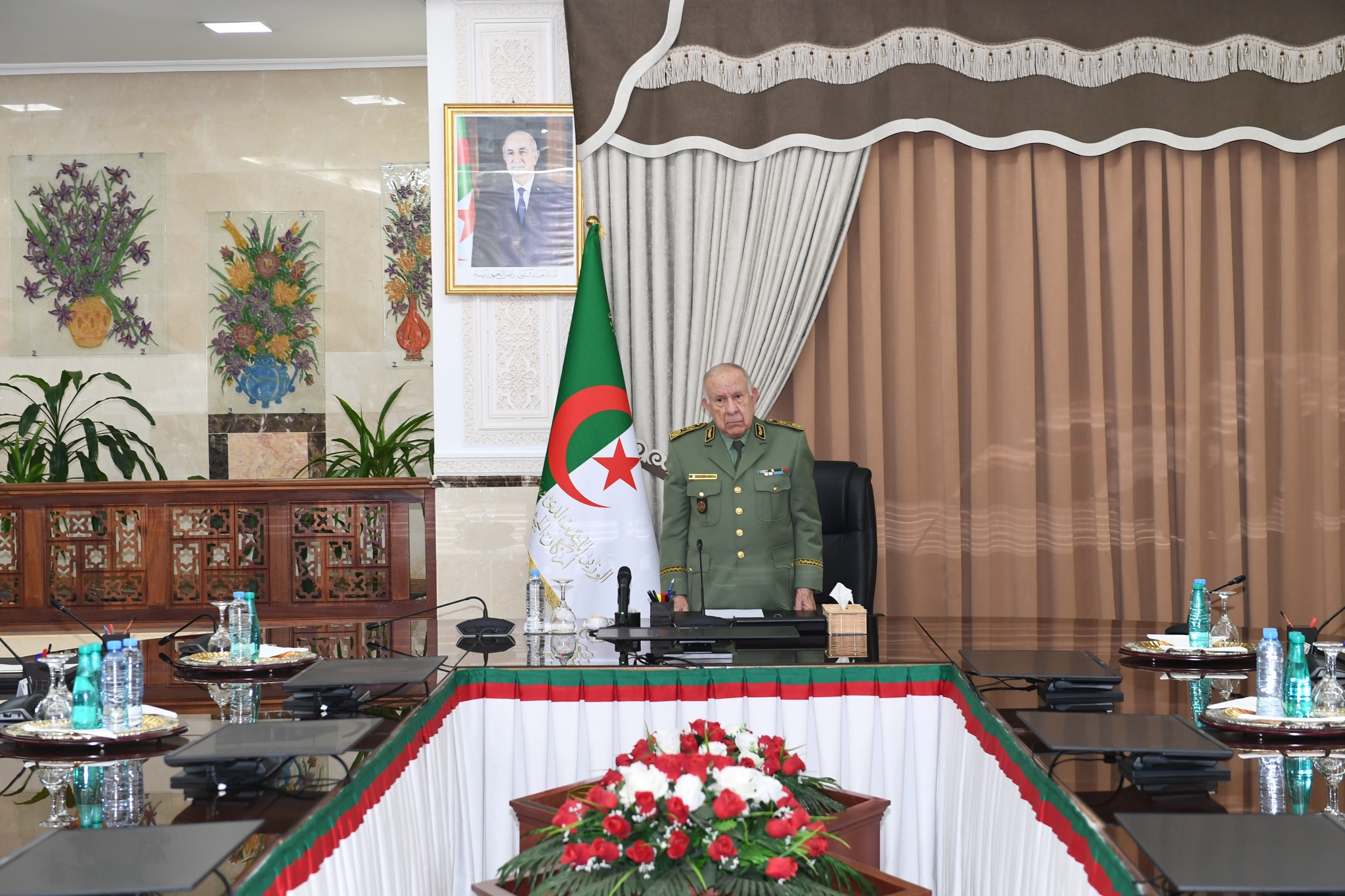 الفريق أول السعيد شنقريحة يقف دقيقة صمت تخليدا لشهداء مظاهرات 17 أكتوبر1961