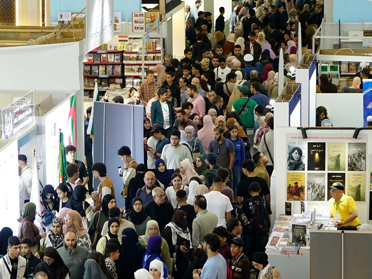 28e SILA : forte affluence des visiteurs dès l'ouverture du salon au public Le 28e Salon international du livre d'Alger (SILA), qui a ouvert jeudi ses portes au public, connaît une forte affluence, les visiteurs s'étaient empressés de découvrir les stands d'exposition dès les premières heures d'ouverture de cet événement littéraire et culturel, le plus important en Algérie. Dès l'ouverture du salon, les visiteurs de tous âges se sont dirigés massivement vers le Pavillon central, qui réunit de nombreuses mai