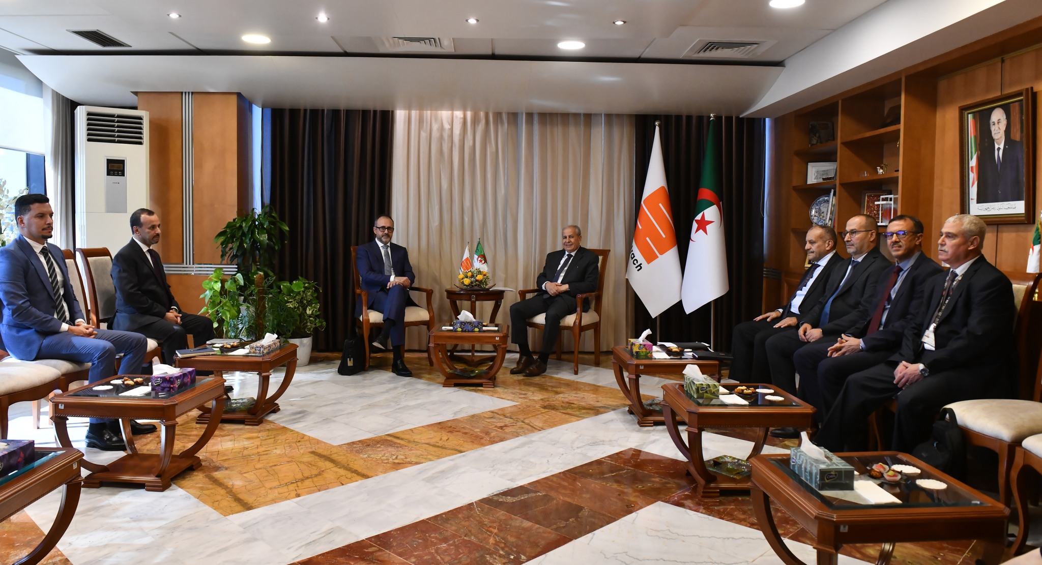 حشيشي يبحث مع وفد عن شركة "جون كراين" البريطانية فرص  الشراكة الثنائية