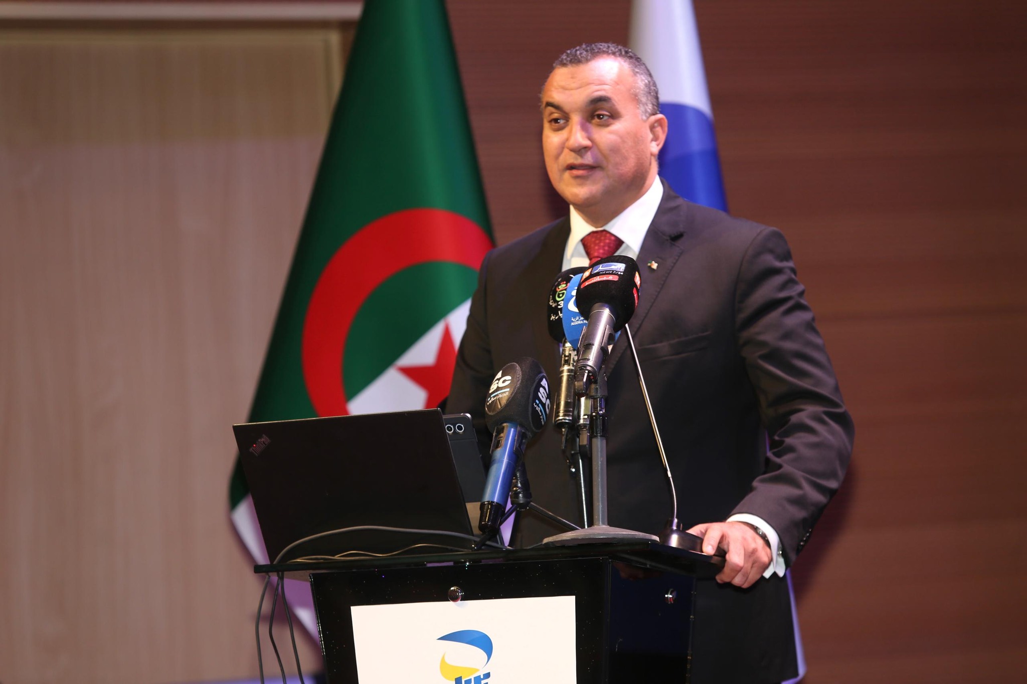 زروقي : التحول الرقمي في قطاع البريد يشكل أحد المحاور الأساسية في مسار تحديث المرافق العمومية