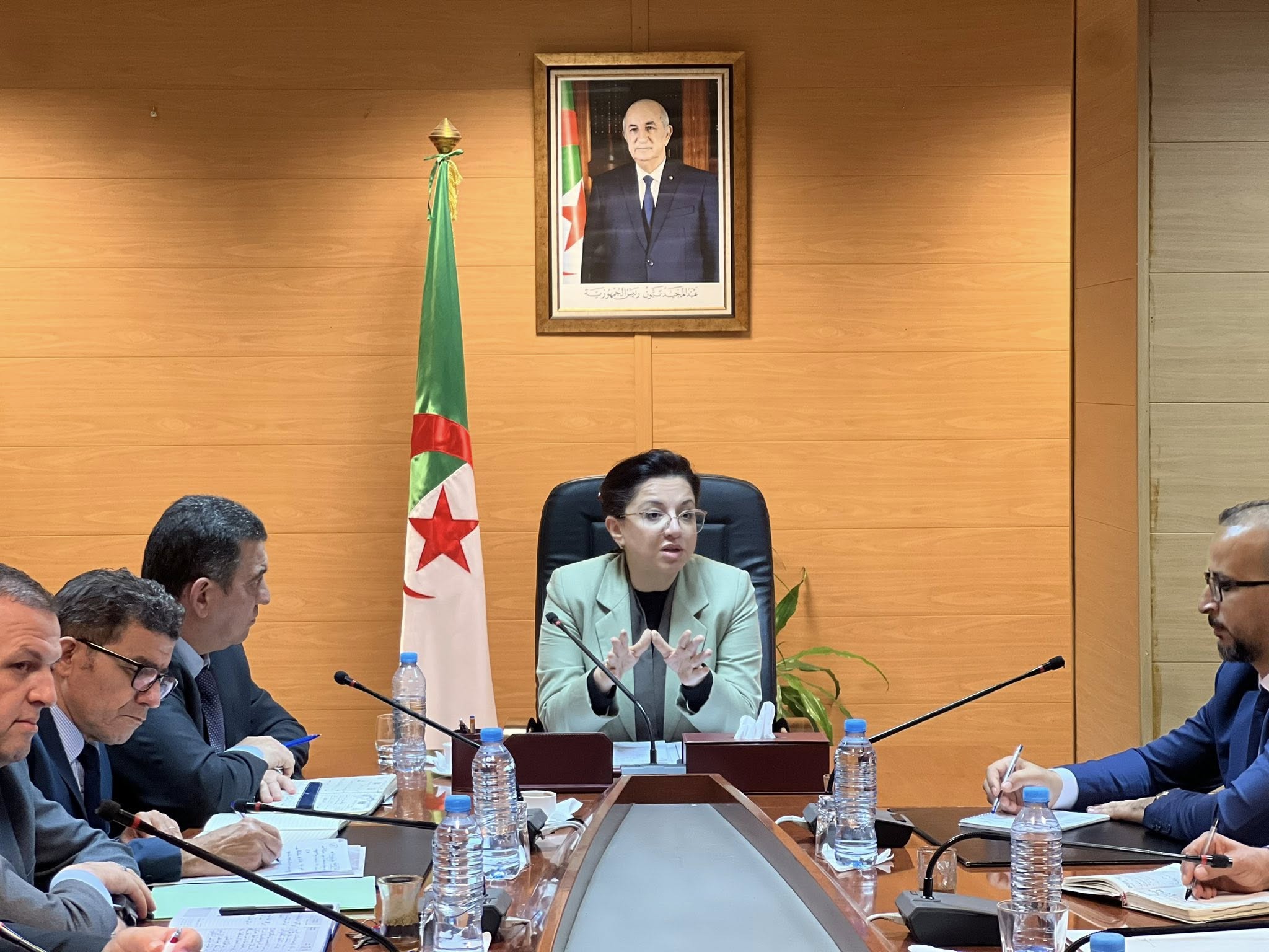 تجارة داخلية : السيدة عبد اللطيف تترأس اجتماعا مع النقابة الوطنية لمستخدمي القطاع