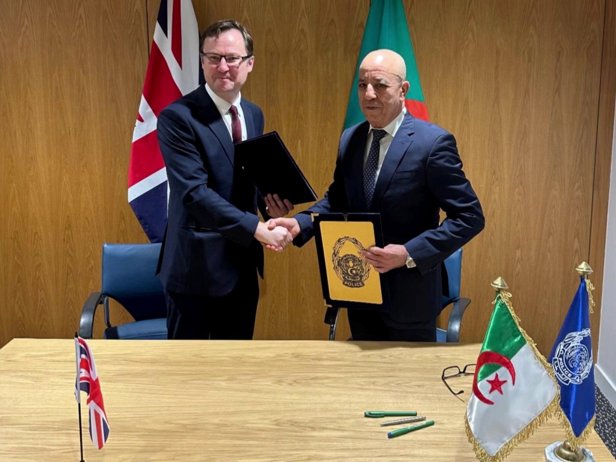 Signature d'un mémorandum d'entente dans le domaine de l'analyse des empreintes électroniques